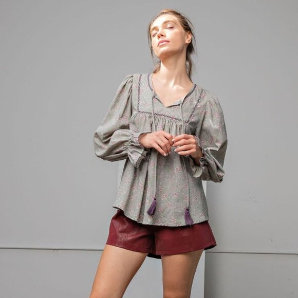 31. EASEL FLORAL PRINTED TOP - SAGE GREY - Picture 2 of 5